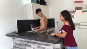 «¡Bésame con tu lengua!» Mi vecina MORENA me pide sexo oral casero