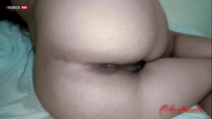 «¡Pasa, que te espero!» Desnuda en la cama y entra su AMIGO hoy