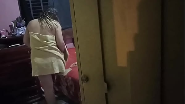 Grabo a mi amiga venezolana recién bañada con un culo enorme